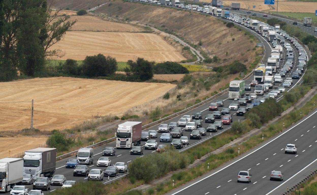 Segundo día de retenciones kilométricas en Álava por la operación